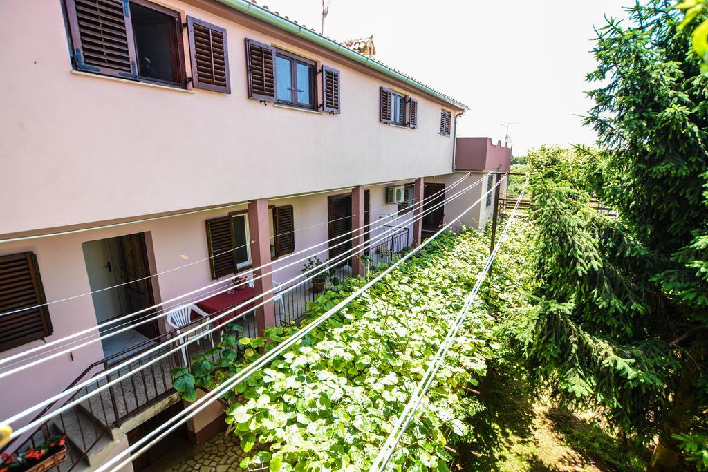 Apartments Ema Pola Esterno foto