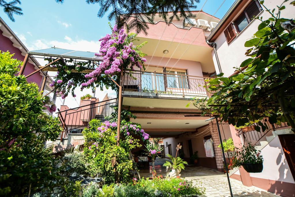 Apartments Ema Pola Esterno foto